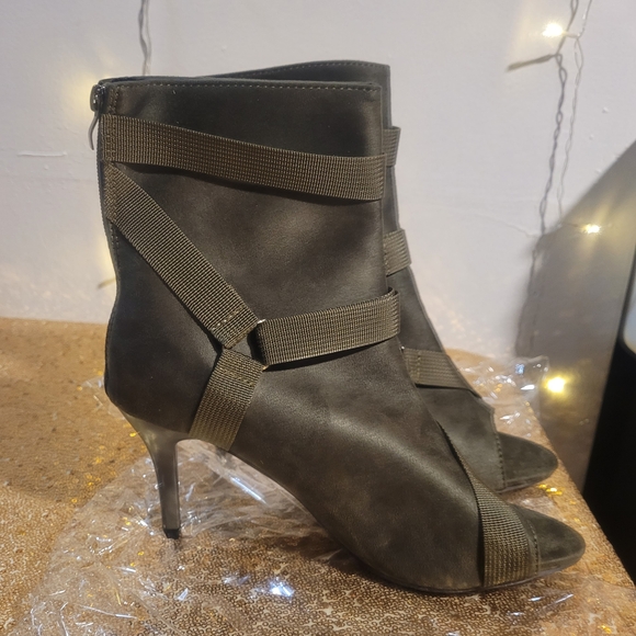 Elegant Olive Green Stiletto Ankle Boots - Picture 4 of 4